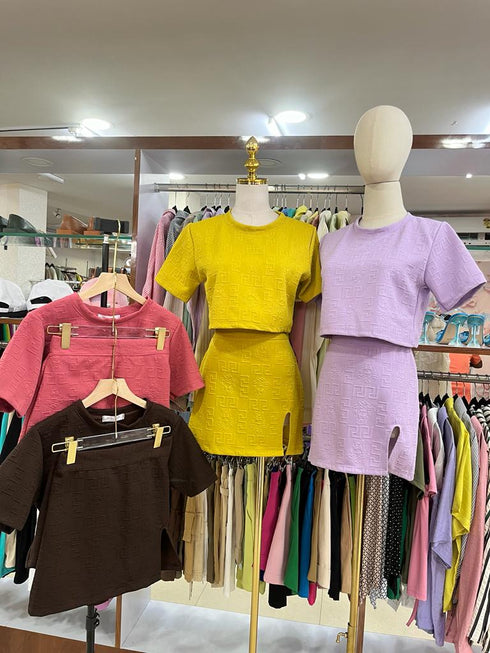 MODERN GRIL Crop Top With Side Slit Skirt